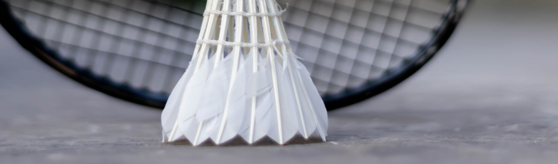 Entête volant posé au sol avec raquette en arrière plan