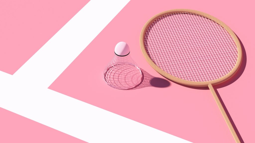 Raquette de badminton stylisée et volant en grillage sur fond de cour rose